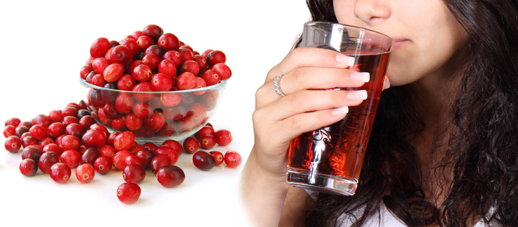 Kvinna som dricker tranbärsjuice - tranbär kan motverka urinvägsbesvär